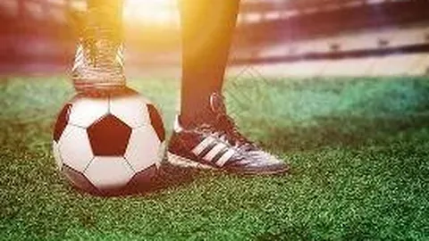 电竞选手胜利夺冠奖杯GIF动图，AE格式源文件，2000＊2000像素，同款素材还包括礼花GIF、高兴表情包等电竞主题素材下载